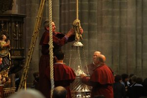 Lee más sobre el artículo La misa del peregrino y el botafumeiro