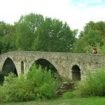 El Puente de la Magdalena en el Camino de Santiago ¿Quién es la misteriosa mujer vestida de blanco?