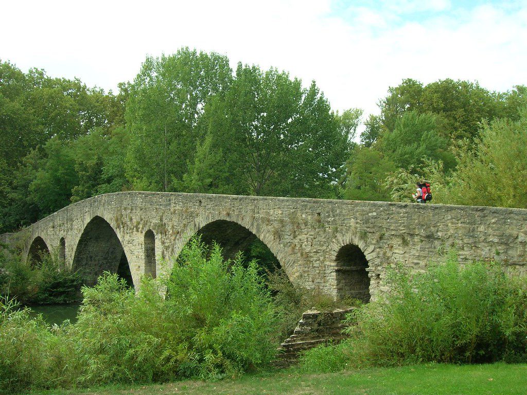 Lee más sobre el artículo El Puente de la Magdalena en el Camino de Santiago ¿Quién es la misteriosa mujer vestida de blanco?