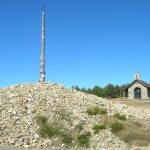 La Cruz de Hierro en el Camino de Santiago: La leyenda detrás de la piedra que simboliza el peso de los peregrinos.