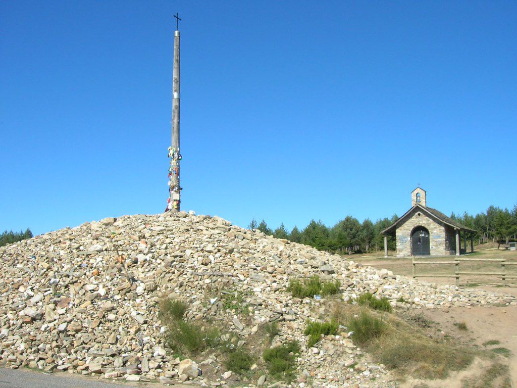 En este momento estás viendo La Cruz de Hierro en el Camino de Santiago: La leyenda detrás de la piedra que simboliza el peso de los peregrinos.