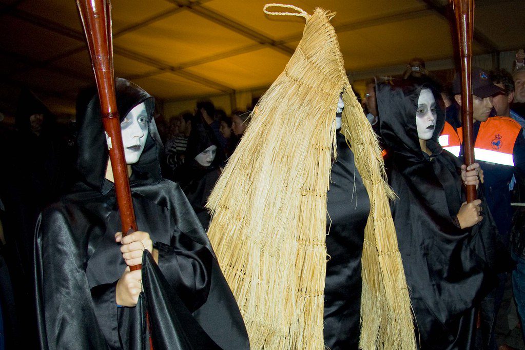 En este momento estás viendo Descubre la leyenda de las Meigas en el Camino de Santiago: ¿Amigas o enemigas de los peregrinos?