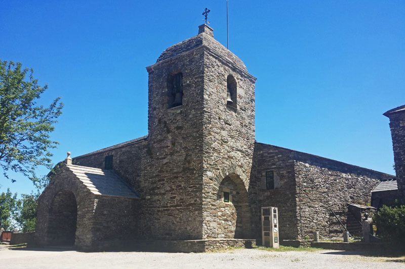 Lee más sobre el artículo Descubre la historia de la Iglesia de Santa María la Real de O Cebreiro en el Camino de Santiago