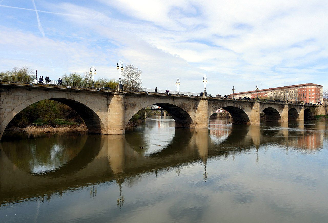 En este momento estás viendo Descubre la historia del emblemático Puente de Piedra en Logroño en el camino de Santiago