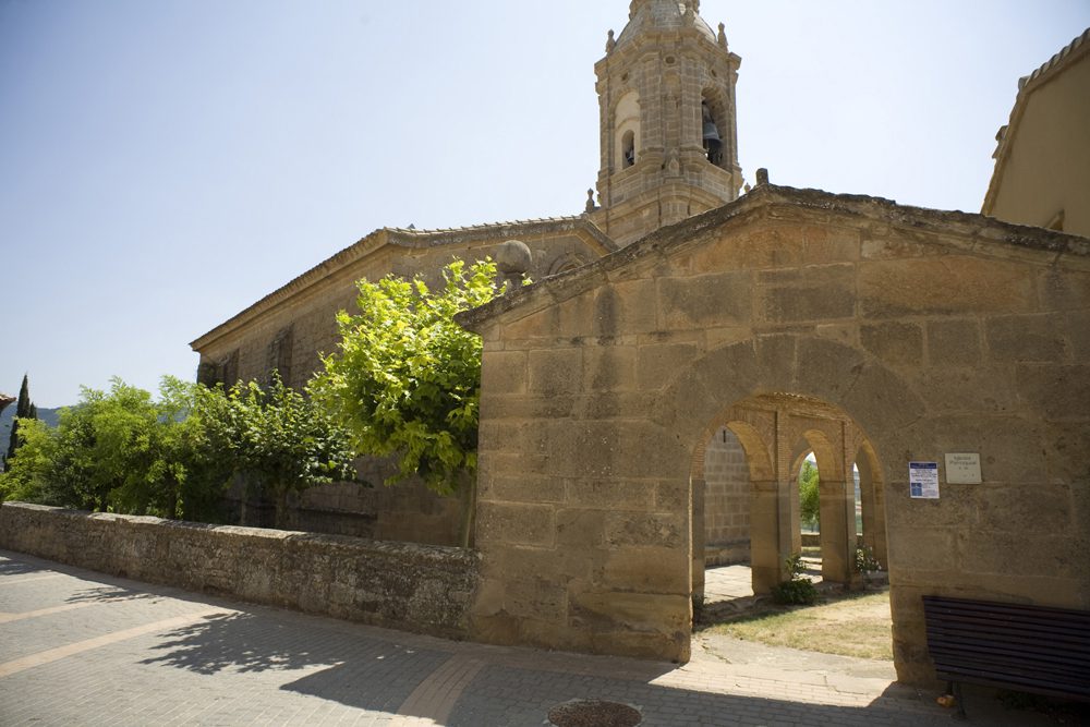 En este momento estás viendo Descubre la historia y belleza de la Iglesia de San Andrés Apóstol en Villamayor de Monjardín en el Camino de Santiago
