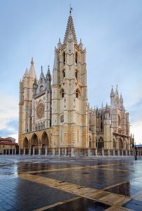 Lee más sobre el artículo Descubre la majestuosa Catedral de León en tu camino de Santiago