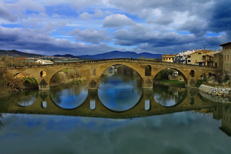 En este momento estás viendo Historia del Puente de Puente la Reina en el Camino de Santiago