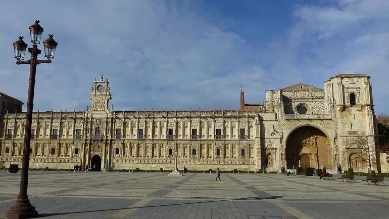 En este momento estás viendo La historia del Parador de León, el alojamiento histórico para peregrinos en el Camino de Santiago