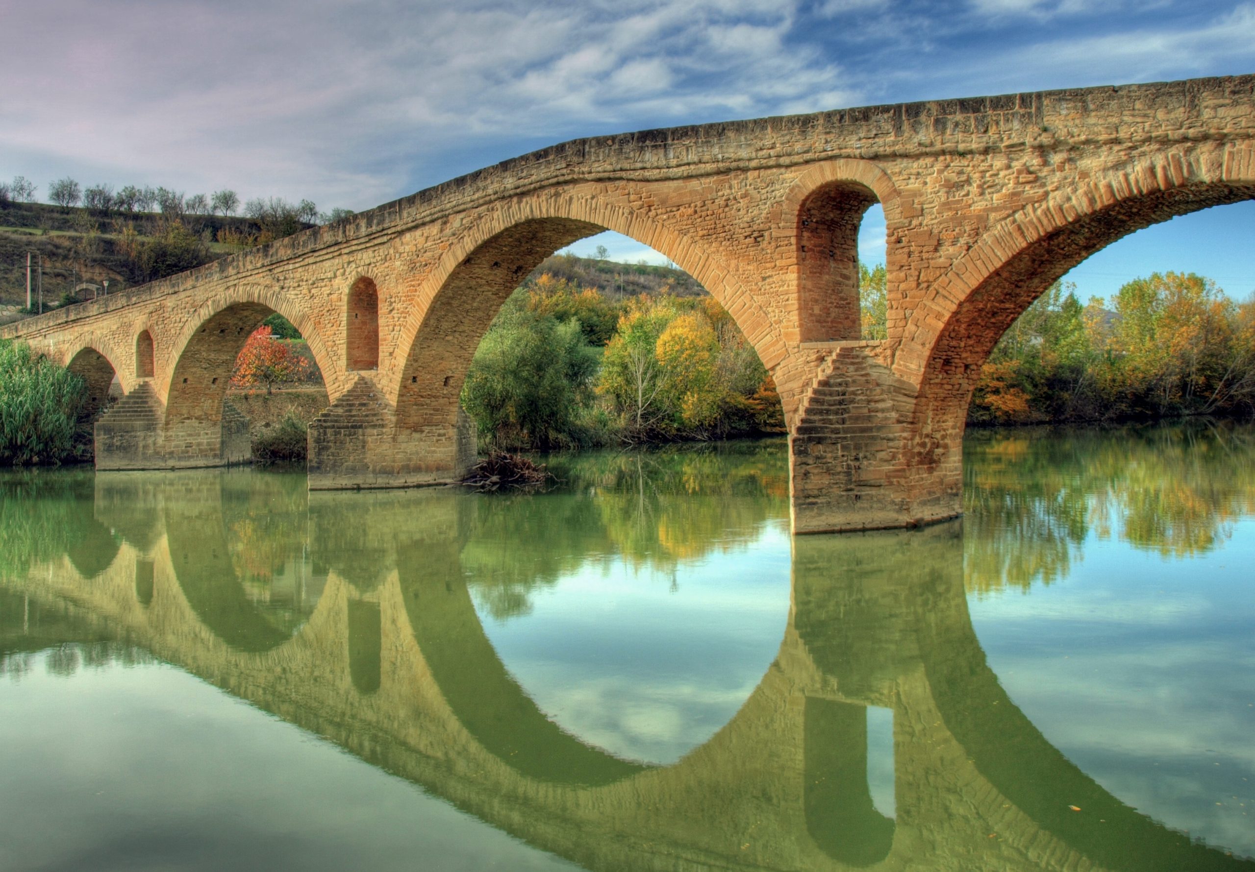 En este momento estás viendo La leyenda del Puente de la Reina en el Camino de Santiago: La historia de una reina y su espíritu protector