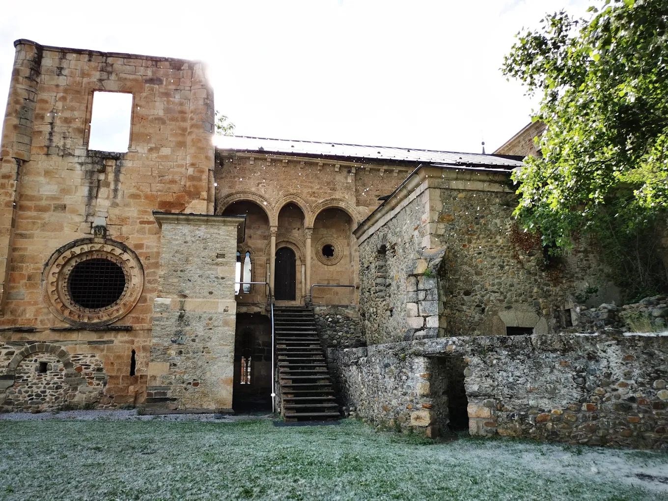 En este momento estás viendo Descubre la belleza del monasterio de Santa María en Carracedo