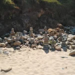 Columnas y amontonamiento de piedras en el Camino de Santiago
