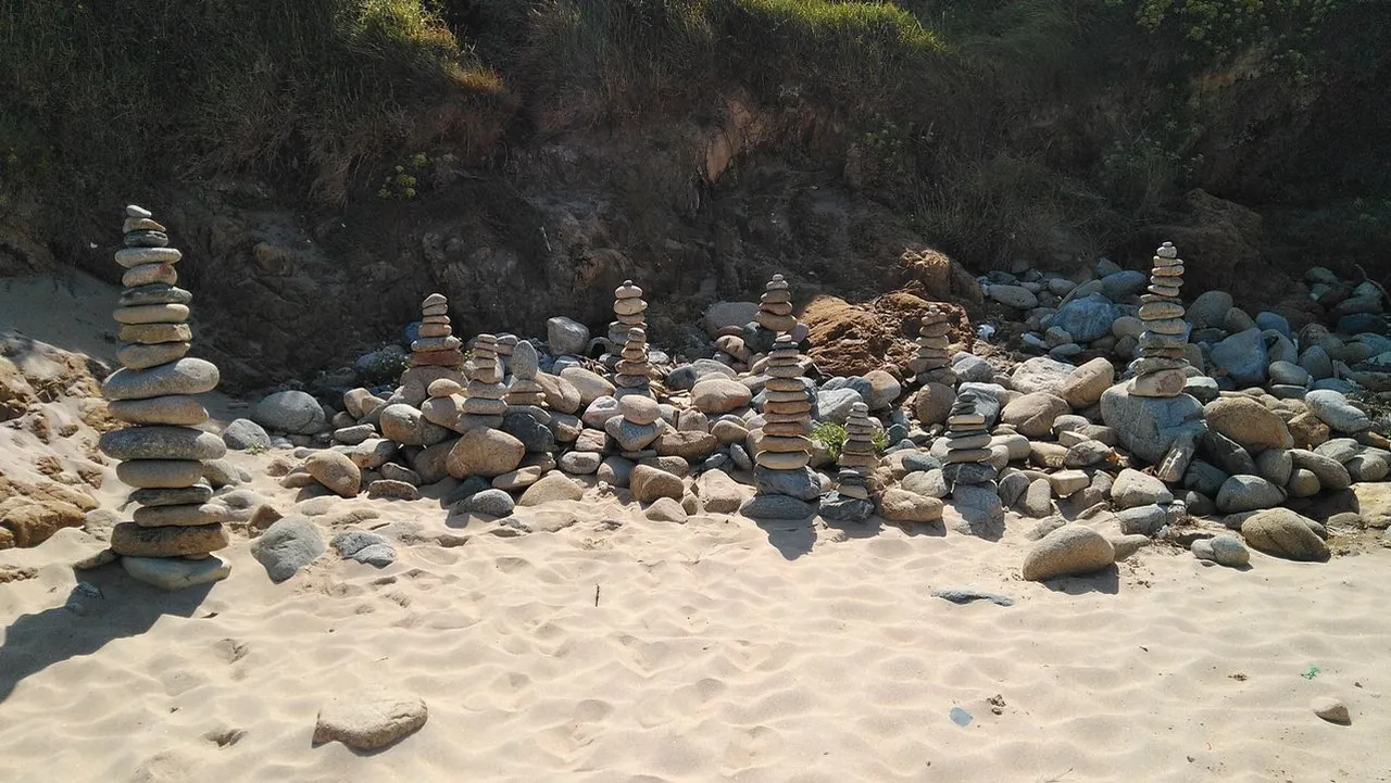 En este momento estás viendo Columnas y amontonamiento de piedras en el Camino de Santiago