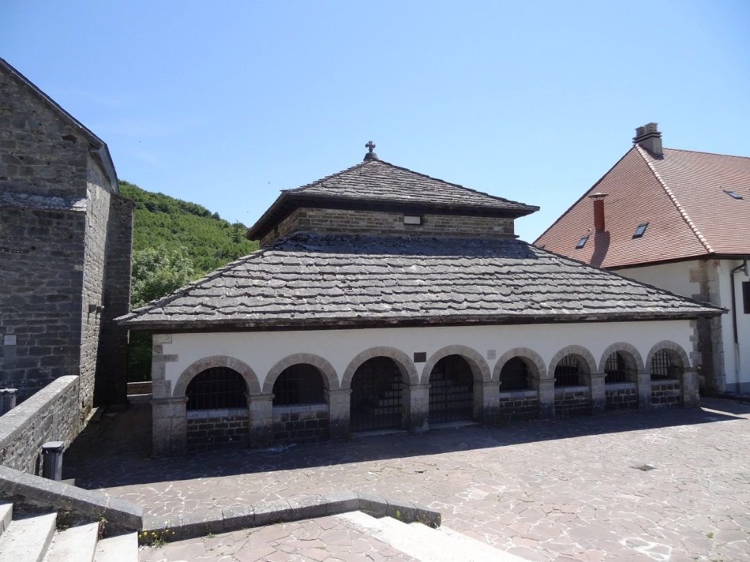 En este momento estás viendo El Silo de Carlomagno y sus misterios: Un relicario de leyendas y espiritualidad en Roncesvalles