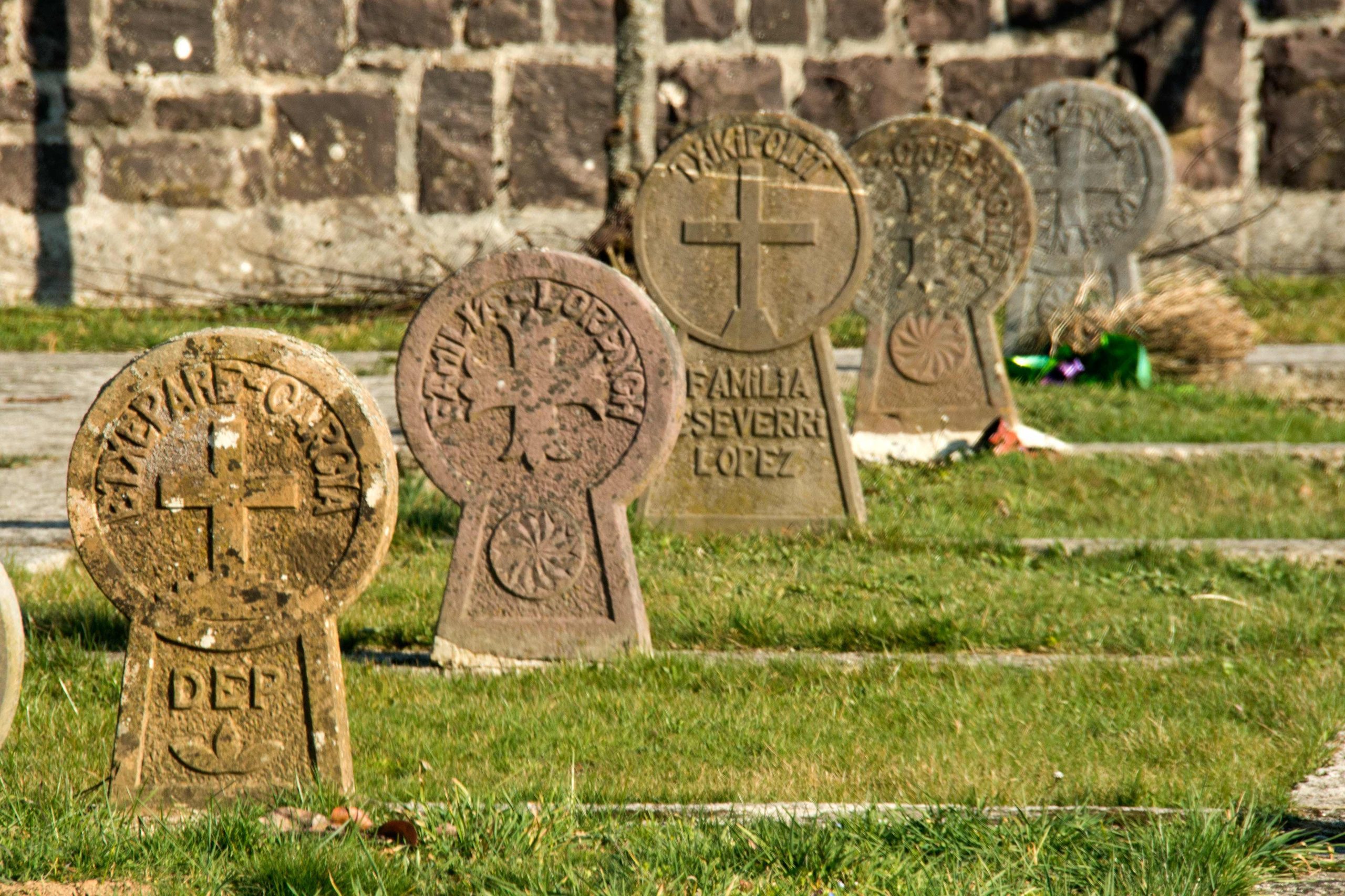 En este momento estás viendo Descubre el Cementerio de las Estelas en Burguete: Un Símbolo del Siglo XXI